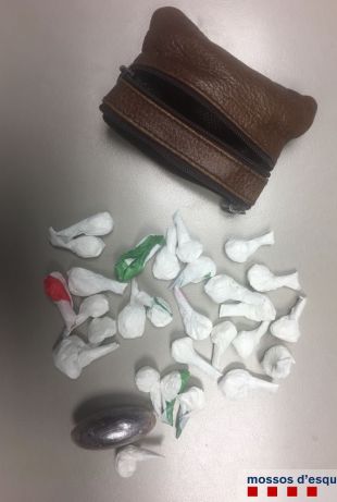 Detingut a Ripoll amb 28 paperines de cocaïna i una peça d'haixix dins un moneder de pell