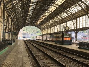 Adif licita per 13,7 MEUR la renovació de la catenària entre Figueres i Portbou
