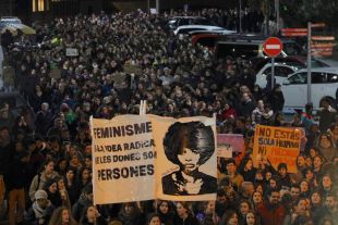 Unes 8.000 persones es manifesten pels carrers de Girona per reivindicar els drets de les dones