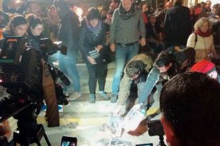 Cent persones cremen fotos del Rei i brinden per la sentència del TEDH a Banyoles