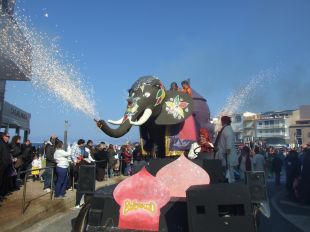 Unes 8.000 persones passen per la rua de Carnaval de l'Escala