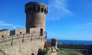Acaben les obres de restauració d'un tram de la muralla de la vila vella de Tossa de Mar