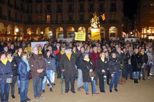Mig miler de concentrats a Girona reclamen la llibertat dels presos polítics