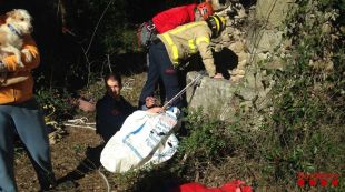 Rescaten una gossa que havia caigut dins un pou de 15 metres a Camós