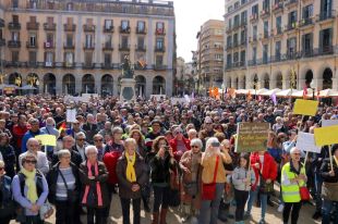 Unes 2.000 persones surten a Girona criticant la ''pujada de merda'' de les pensions 