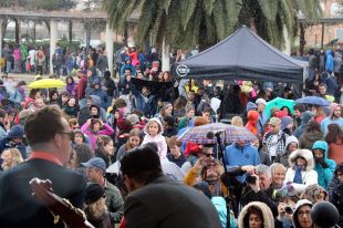 Més de 2.000 persones omplen el Parc del Migdia en un Black Music Picnic passat per aigua