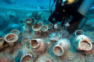 El vaixell romà enfonsat a les illes Formigues conserva part de la fusta del casc