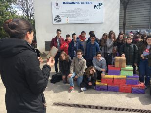 L'Escola Pompeu Fabra lliura un miler de mòbils a la deixalleria de Salt