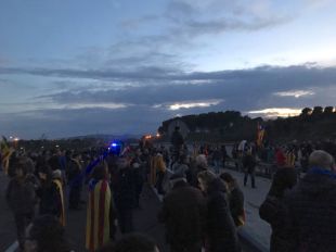 Milers de persones tallen l'AP-7 a Girona a crits de ''Puigdemont president''