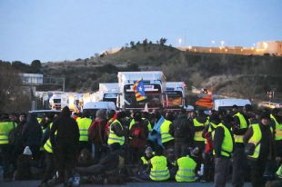 Centenars de persones tallen l'AP-7 a Figueres per l'alliberament dels presos polítics
