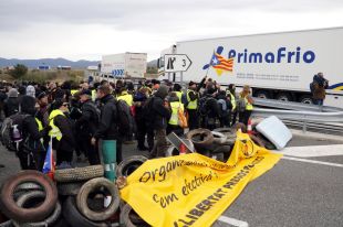 Els manifestants permeten sortir els vehicles atrapats a l'AP-7 a Figueres