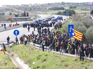 Els Mossos comencen a desallotjar els manifestants que tallen l'AP-7 a Figueres