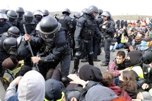 Els Mossos desallotgen l'AP-7 a Figueres carregant contra els manifestants