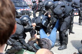 Els Mossos d'Esquadra desallotgen els manifestants que tallaven l'N-II a Hostalets de Llers
