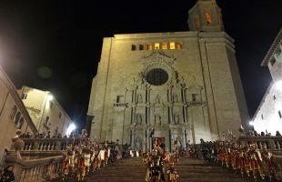 Girona reviu la solemnitat i la devoció de la Setmana Sant amb la processó del Sant Enterrament