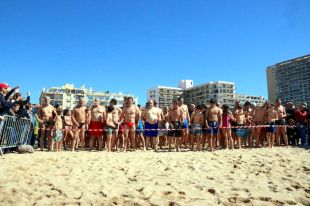 El primer bany de la temporada aplega centenars de persones a Palamós