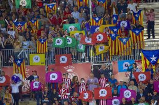 Un vigilant de seguretat del Girona obliga els aficionats a treure's el llaç groc per accedir al camp