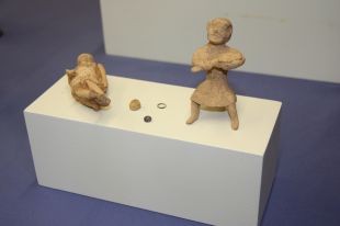 Troben per primer cop a Empúries una joguina de terracota grega del segle IV aC