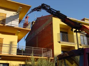 Un veí de Besalú denuncia una constructora perquè una grua envaeix la seva propietat