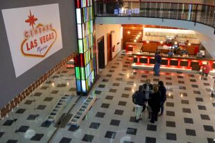 Roben part de la instal·lació elèctrica exterior del cinema Las Vegas de Figueres