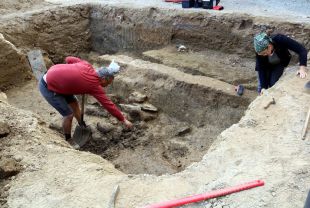 Troben catorze tombes del s.VIII i IX d.C a tocar la Basílica de Castelló d'Empúries
