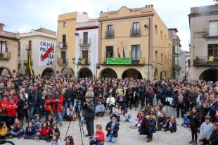 Mil persones reclamen a Amer la llibertat dels presos polítics i celebren la de Puigdemont