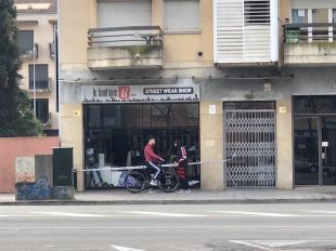 Uns lladres encasten el cotxe contra una botiga de Salt i roben diverses peces de roba