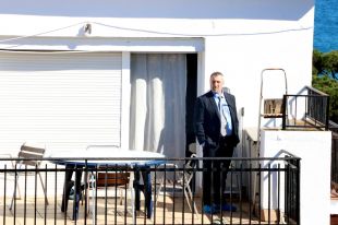 La comitiva judicial registra el pis del detingut per matar la dona a ganivetades a Blanes