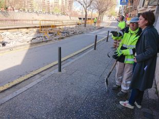 Comencen a rebaixar la vorera d’un tram del carrer del Carme de Girona