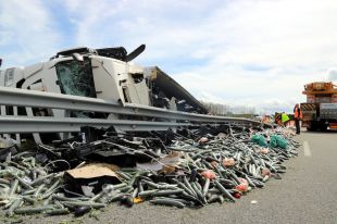 Un camió bolca a l'AP-7 a Aiguaviva i obliga a tallar l'autopista en sentit sud