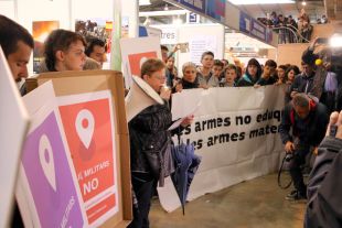 Tapen els dibuixos amb la silueta de soldats armats de l'estand de l'Exèrcit a l'Expojove
