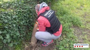 Els Mossos retiren un artefacte de la guerra civil trobat en una masia d'Olot