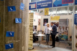 L'Exèrcit amaga el mostrador de l'Expojove per tapar els dibuixos del soldat armat