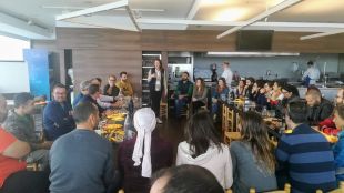 Els pescadors de Palamós i membres de World Wildlife Fund analitzen la pesca artesanal
