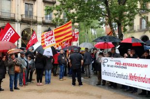Una setantena de persones reclamen pensions dignes en un acte deslluït per la pluja a Girona