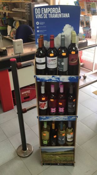 Els càmpings gironins instal·len expositors amb vins DO Empordà