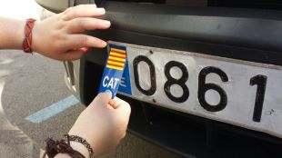 La Guàrdia Civil obliga a arrencar la senyera de la matrícula del cotxe a la Jonquera
