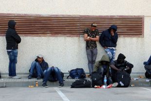Localitzen cinc immigrants amagats a la càrrega d'un camió a Salt