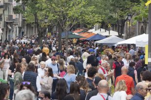 Els gironins omplen la Rambla per comprar llibres i roses animats pel bon temps