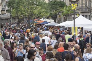 La diada de Sant Jordi torna a la rambla de Girona per la demanda de floristes i llibreters