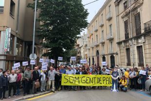 Un militar aixafa el peu d'un CDR amb el cotxe a Figueres i aquest respon trencant-li el vidre