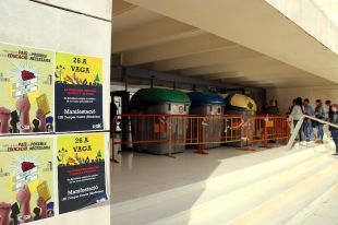 Barricades amb contenidors acompanyen una vaga massiva a la UdG