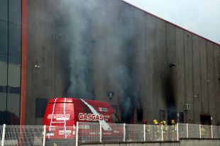Els Bombers extingeixen l'incendi a la fàbrica Gas Gas de Salt