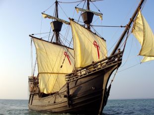 La rèplica de la caravel·la que va donar la primera volta al món, a Palamós