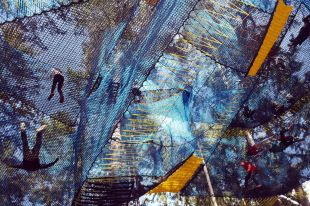 El parc La Selva de l'Aventura estrena el primer circuit de llits elàstics entre arbres de l'Estat