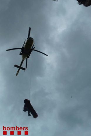 Un escalador resulta ferit en caure d'una alçada de dos metres a Ogassa
