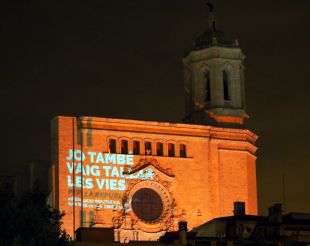 El CDR de Girona il·lumina la Catedral en suport a l'investigat per tallar les vies el 8-N