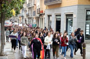 Uns 300 estudiants protesten pel centre de Girona contra la sentència de 'La Manada'