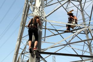 Absolts els antiMAT que es van penjar d'una torre a Fellines per protestar contra la línia de 400 kV