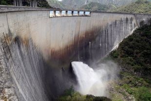 L'aigua del pantà de Susqueda comença a sobreeixir per sobre de la presa